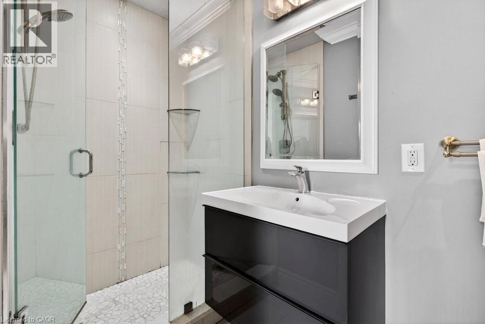 758 Francis Road, Burlington, ON - Indoor Photo Showing Bathroom