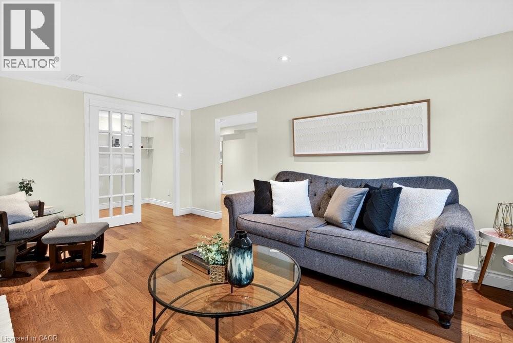 758 Francis Road, Burlington, ON - Indoor Photo Showing Living Room