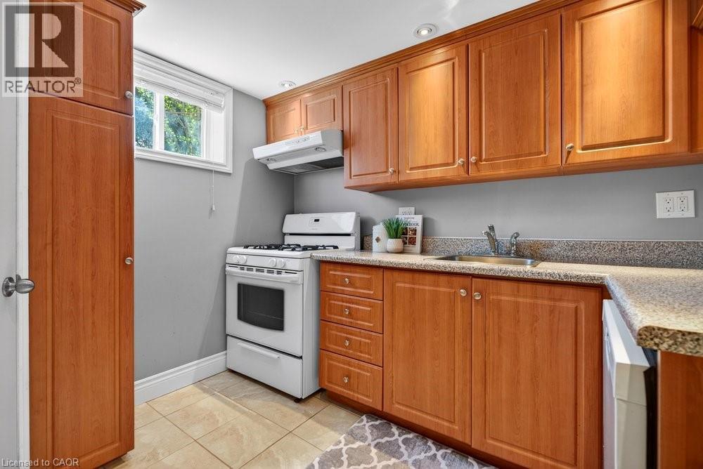 758 Francis Road, Burlington, ON - Indoor Photo Showing Kitchen