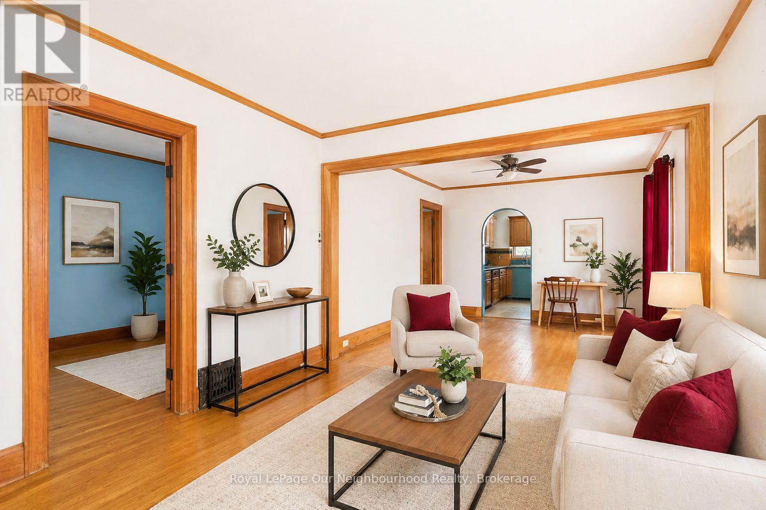 65 Gladstone Avenue, Oshawa (Mclaughlin), ON - Indoor Photo Showing Living Room