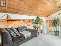 Bright Loft Space Perfect For a Home Office, Lounge, or Reading Nook -