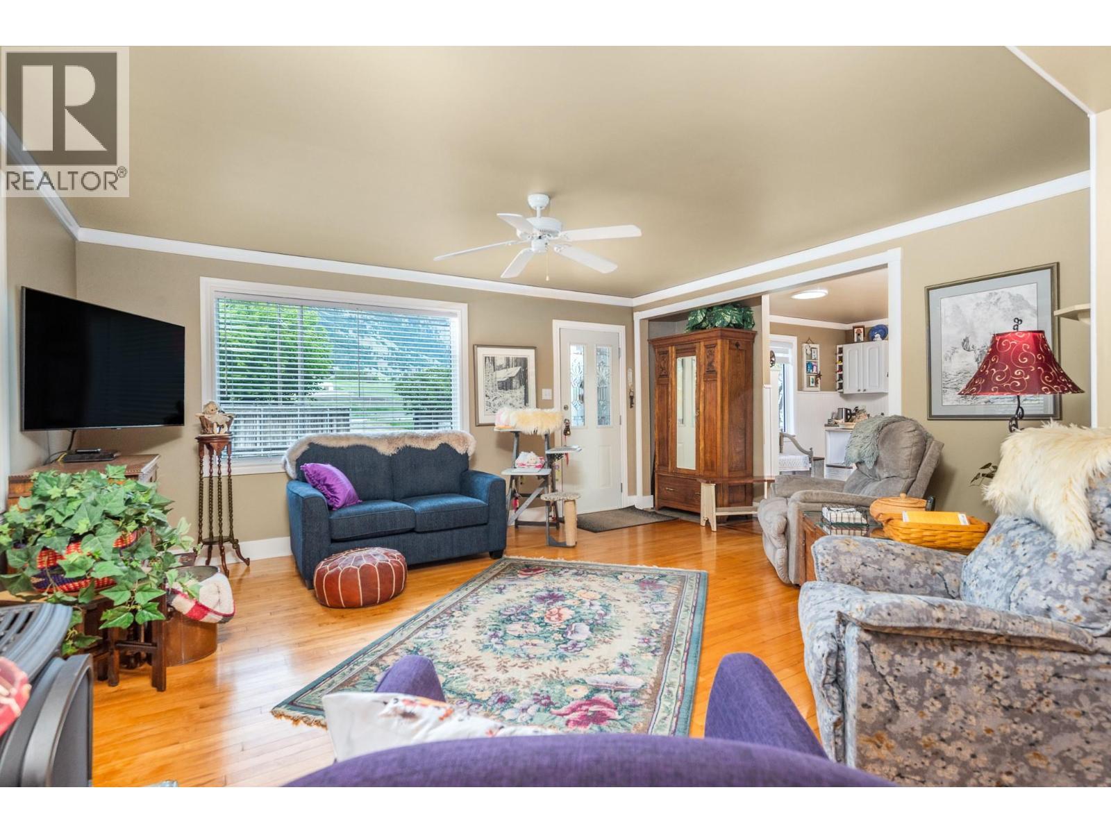 6934 Highway 6, Coldstream, BC - Indoor Photo Showing Living Room