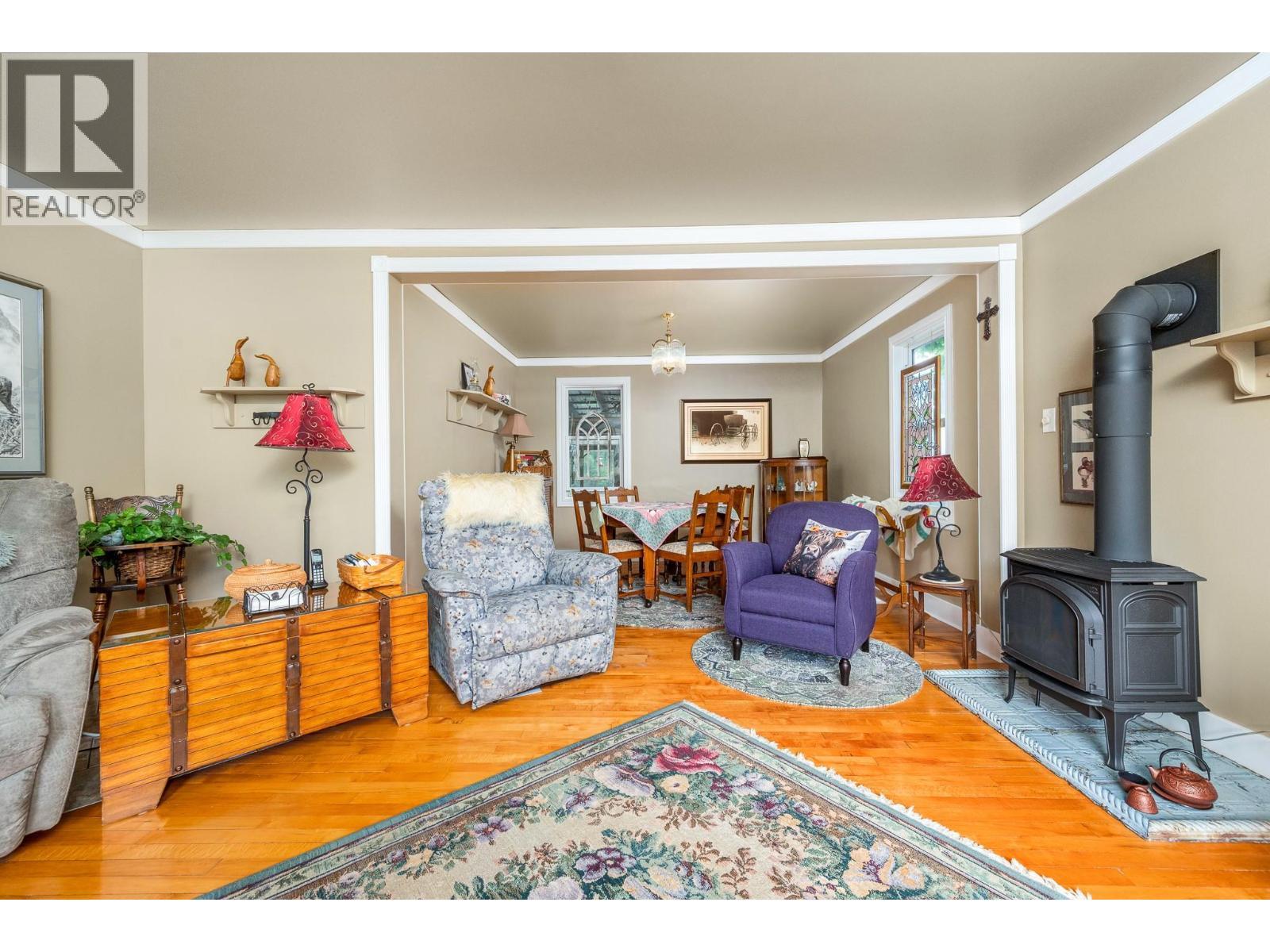 6934 Highway 6, Coldstream, BC - Indoor Photo Showing Living Room