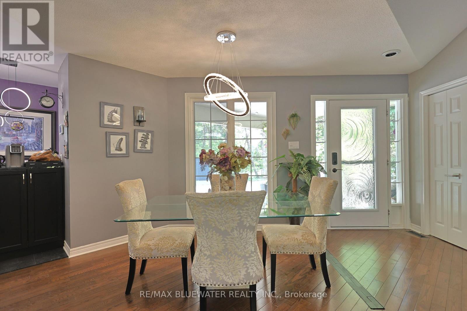 10419 Pinetree Drive, Lambton Shores (Grand Bend), ON - Indoor Photo Showing Dining Room