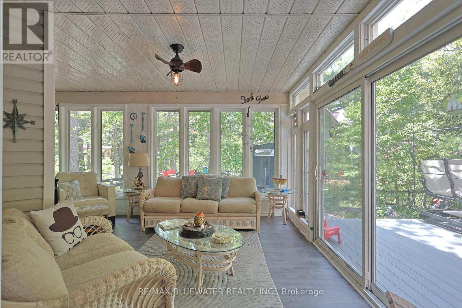 10419 Pinetree Drive, Lambton Shores (Grand Bend), ON - Indoor Photo Showing Living Room