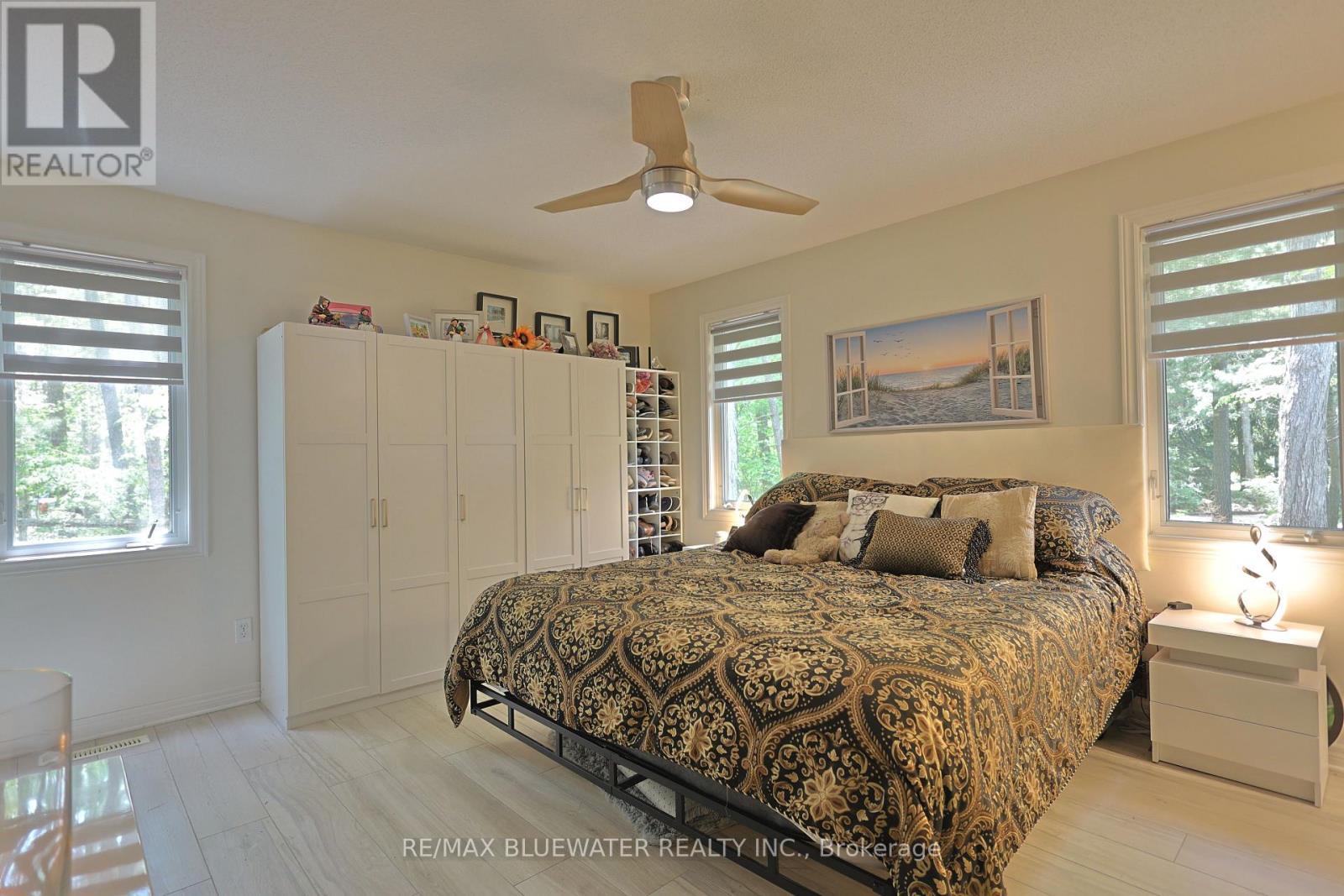 10419 Pinetree Drive, Lambton Shores (Grand Bend), ON - Indoor Photo Showing Bedroom
