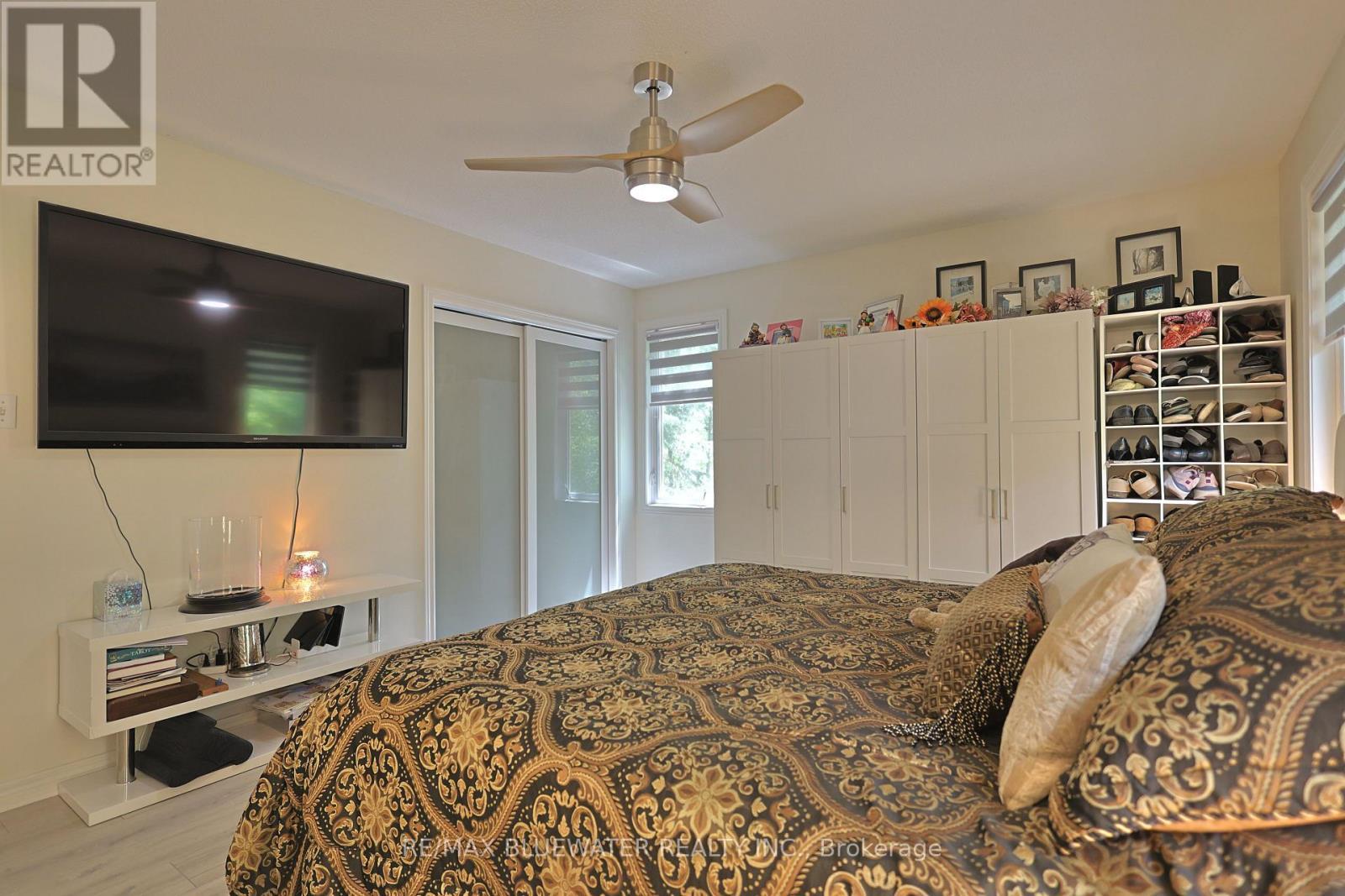 10419 Pinetree Drive, Lambton Shores (Grand Bend), ON - Indoor Photo Showing Bedroom