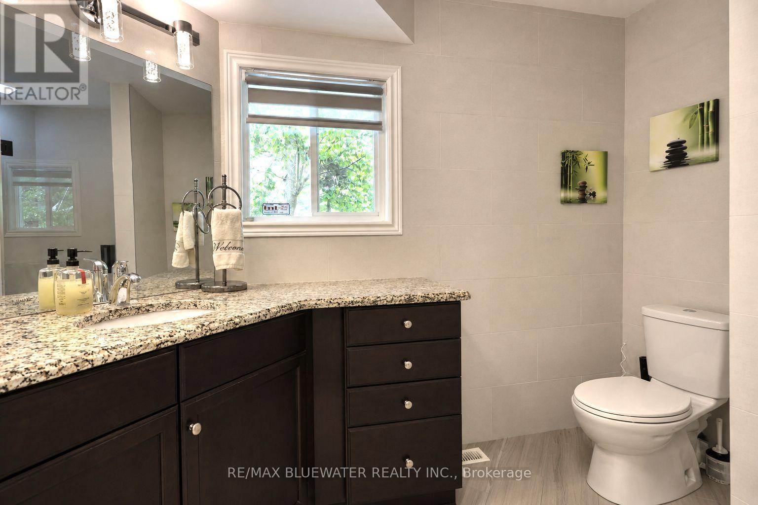 10419 Pinetree Drive, Lambton Shores (Grand Bend), ON - Indoor Photo Showing Bathroom