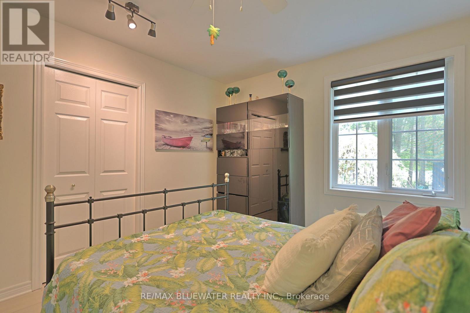 10419 Pinetree Drive, Lambton Shores (Grand Bend), ON - Indoor Photo Showing Bedroom