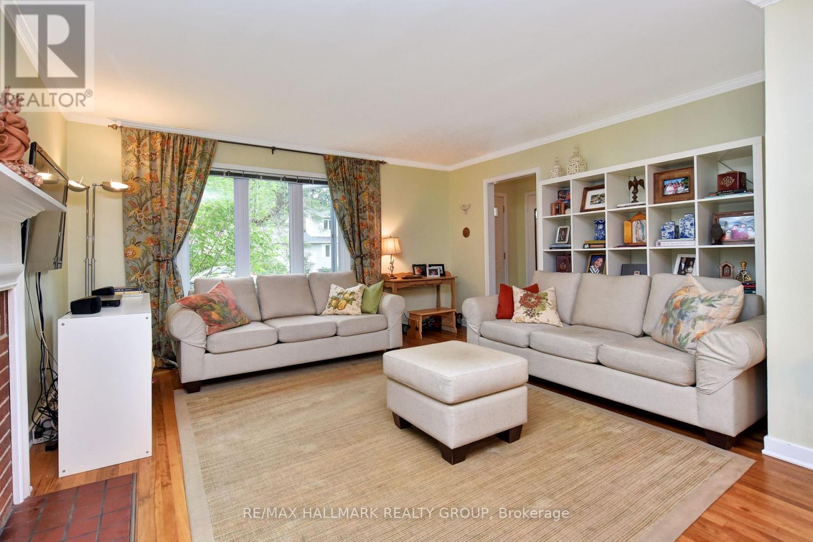 32 Arundel Avenue, Ottawa, ON - Indoor Photo Showing Living Room