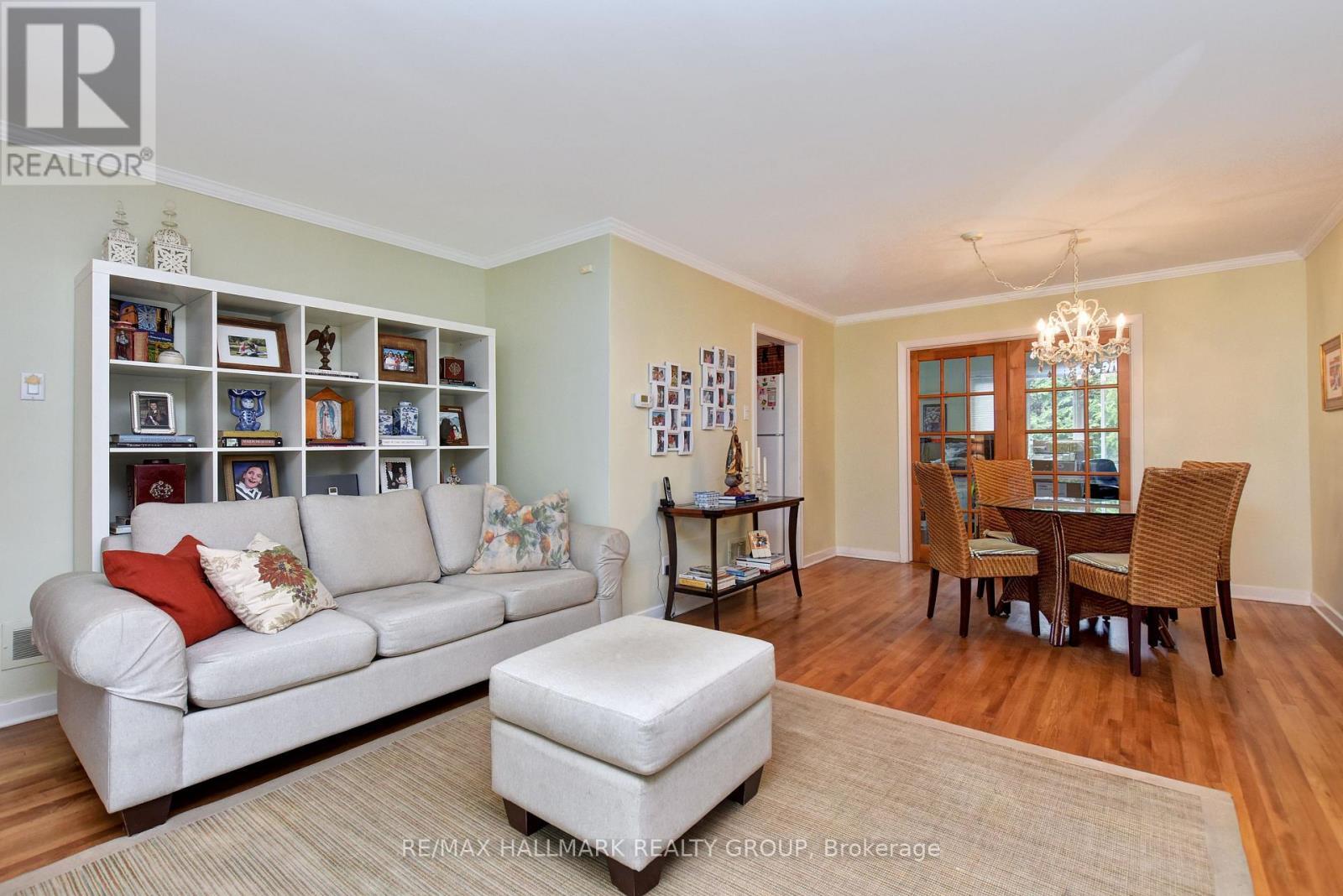 32 Arundel Avenue, Ottawa, ON - Indoor Photo Showing Living Room