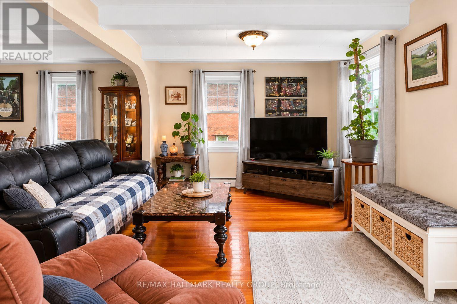 1127 Labrosse Road E, Hawkesbury, ON - Indoor Photo Showing Living Room