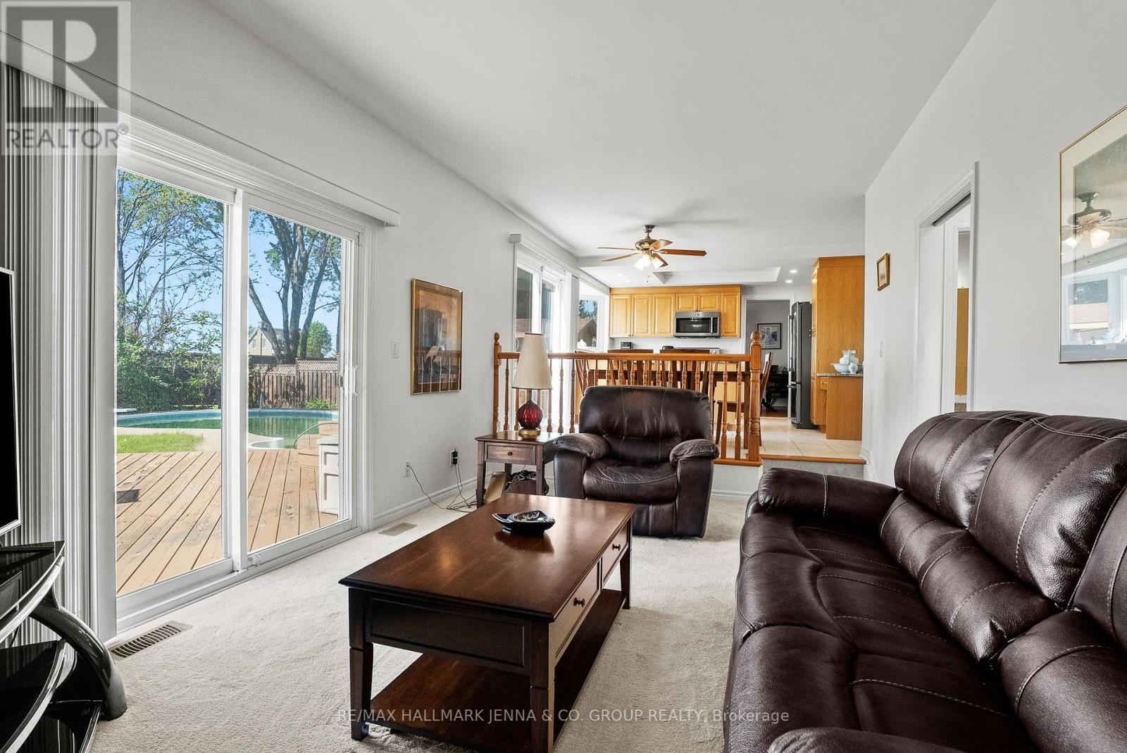 43 Elke Drive, Ottawa, ON - Indoor Photo Showing Living Room