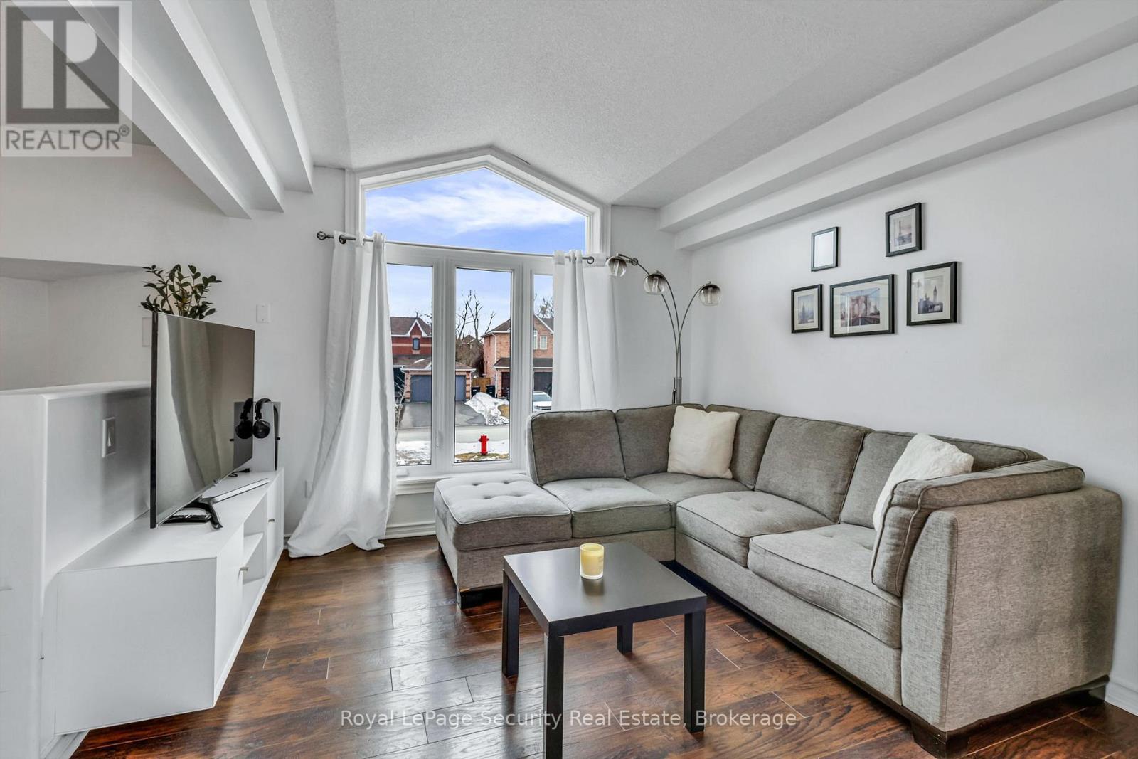 1280 Forest Street, Innisfil, ON - Indoor Photo Showing Living Room