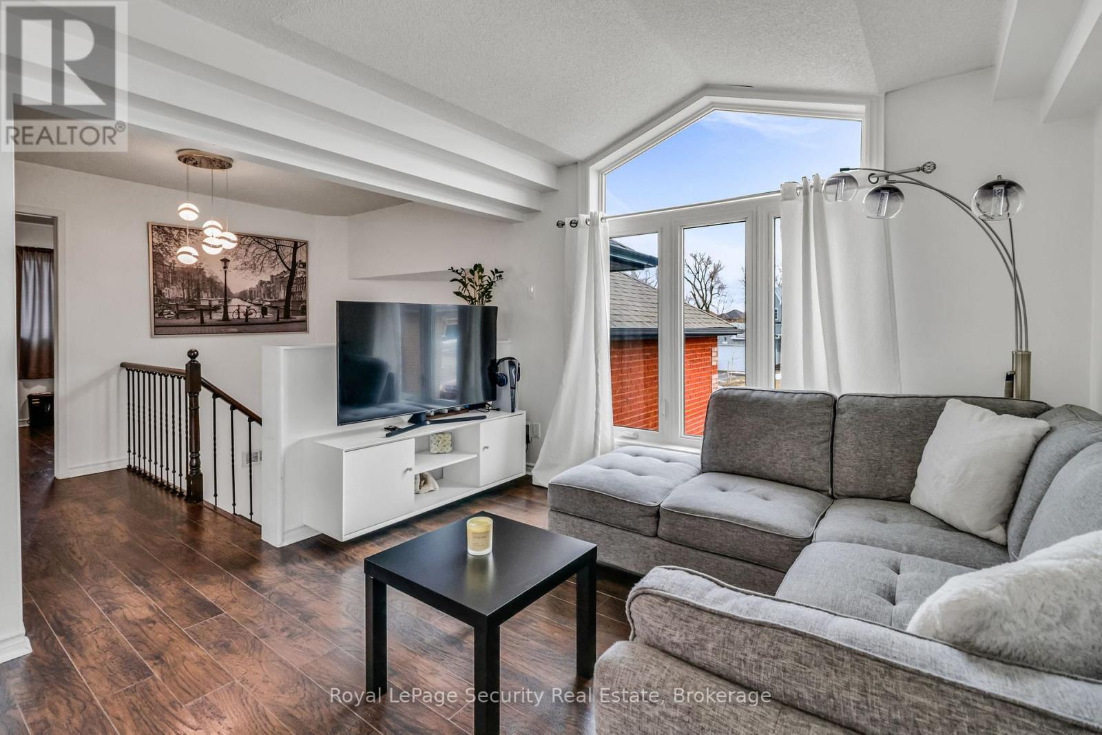 1280 Forest Street, Innisfil, ON - Indoor Photo Showing Living Room