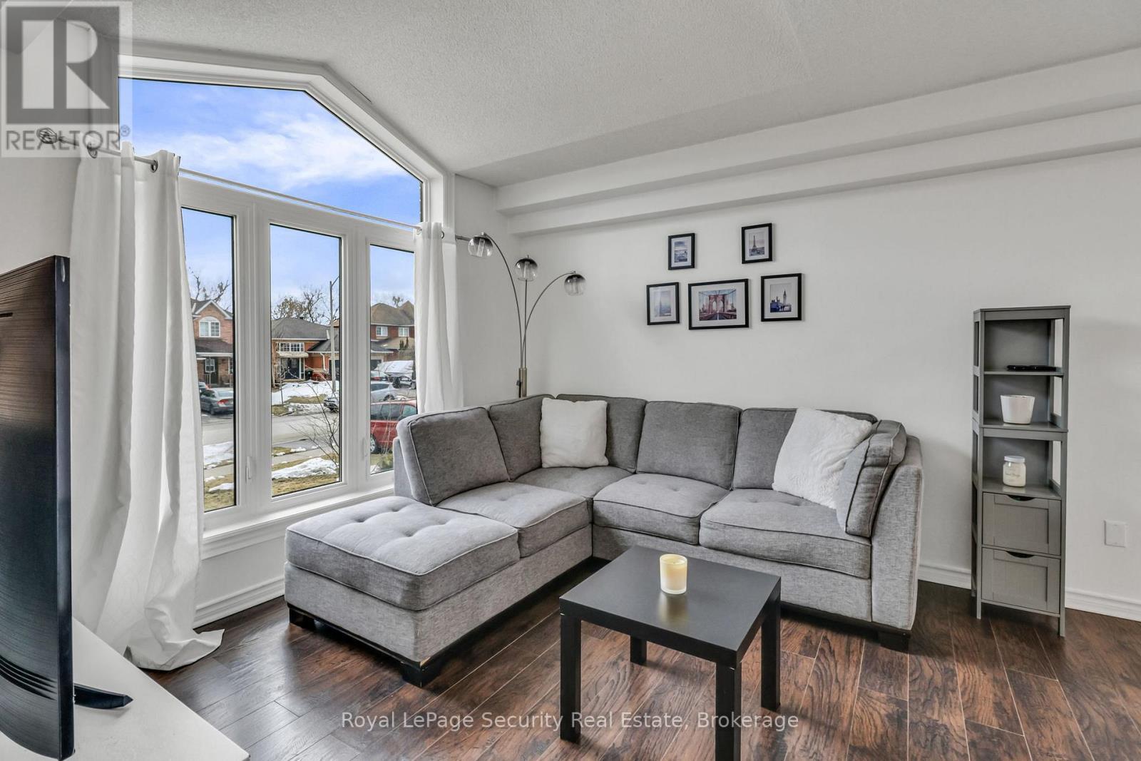 1280 Forest Street, Innisfil, ON - Indoor Photo Showing Living Room