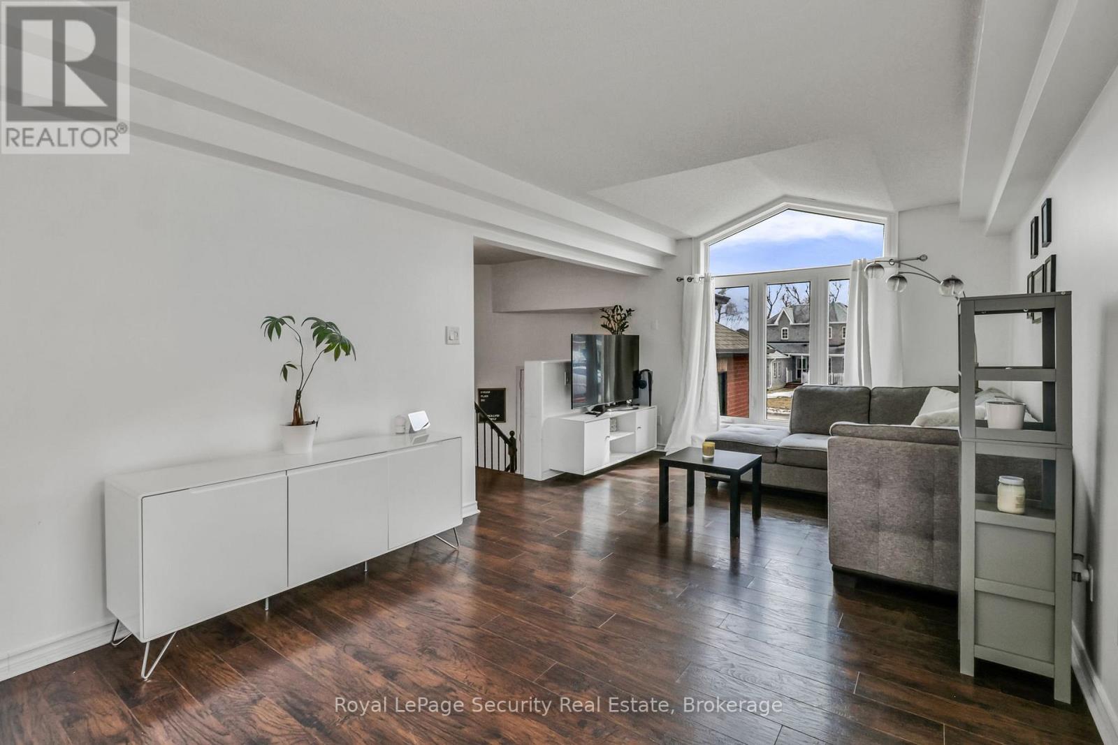 1280 Forest Street, Innisfil, ON - Indoor Photo Showing Living Room
