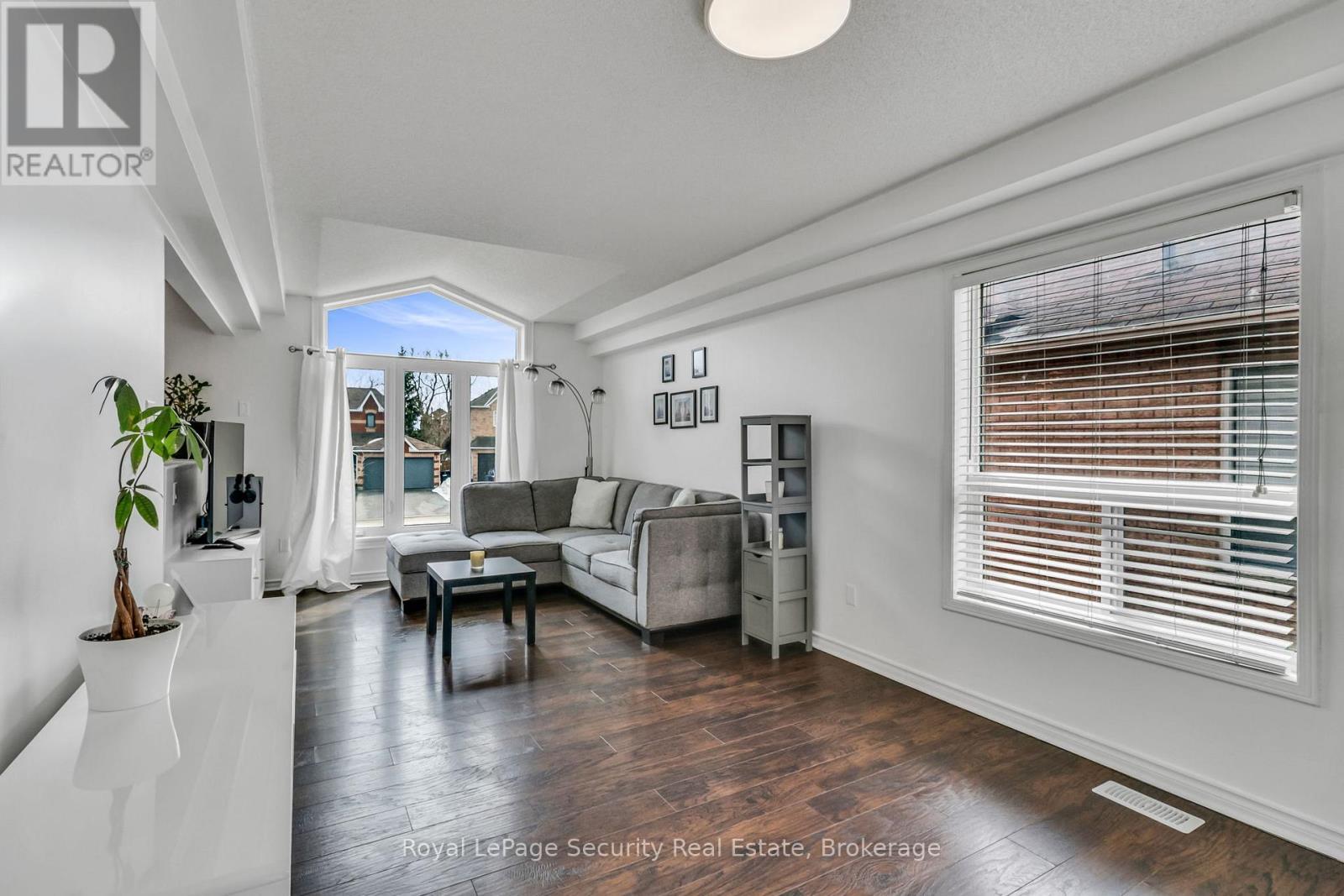 1280 Forest Street, Innisfil, ON - Indoor Photo Showing Living Room