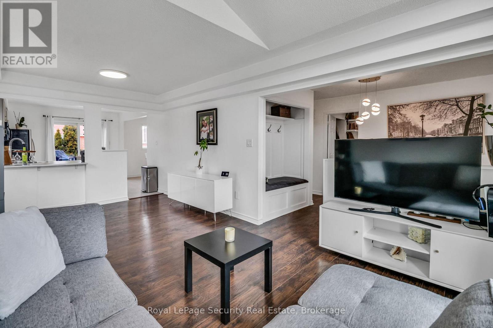 1280 Forest Street, Innisfil, ON - Indoor Photo Showing Living Room