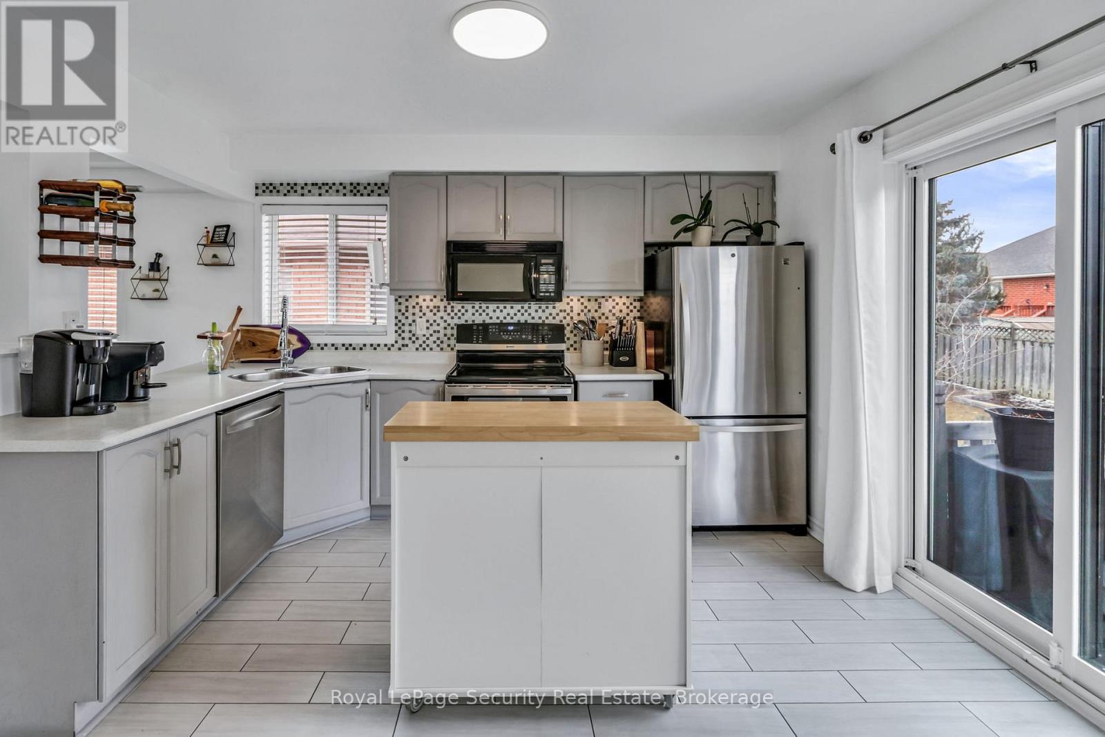 1280 Forest Street, Innisfil, ON - Indoor Photo Showing Kitchen With Double Sink