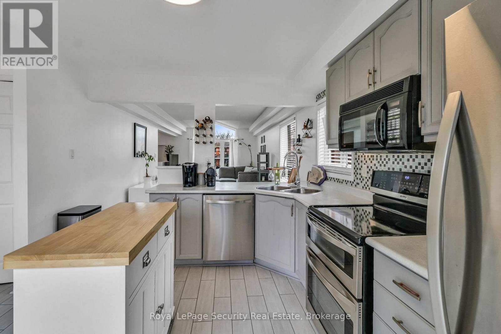 1280 Forest Street, Innisfil, ON - Indoor Photo Showing Kitchen With Double Sink