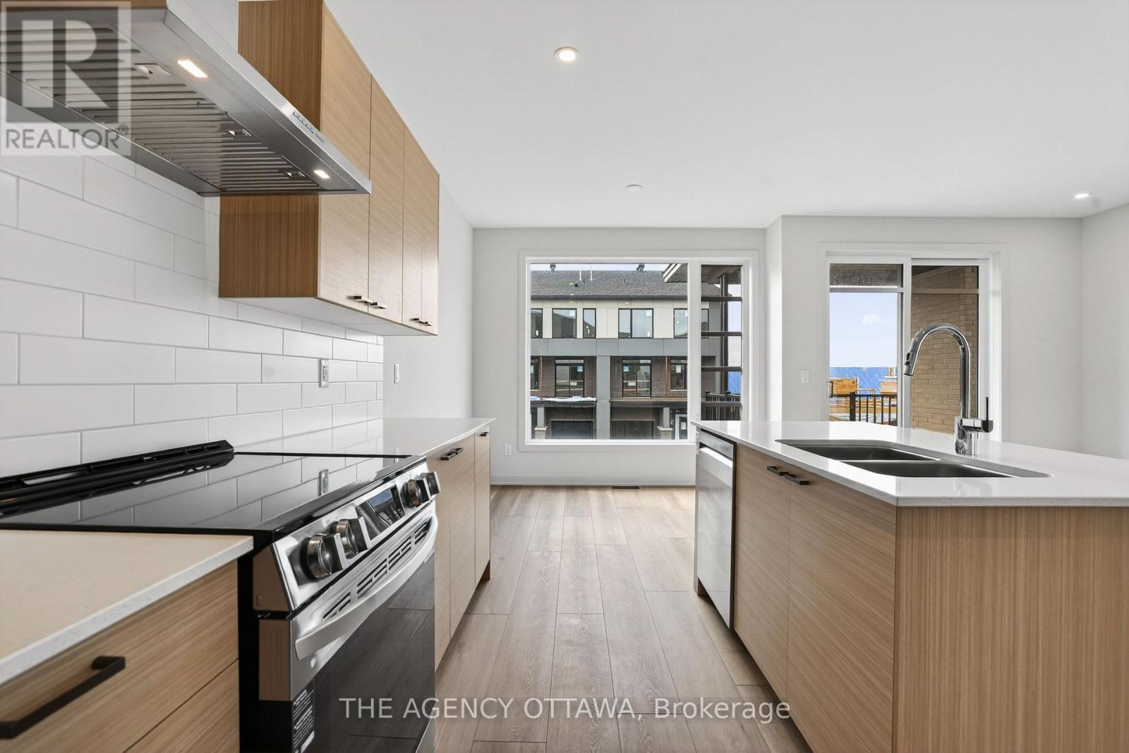 3061 Showcase Crescent, Ottawa, ON - Indoor Photo Showing Kitchen With Double Sink With Upgraded Kitchen