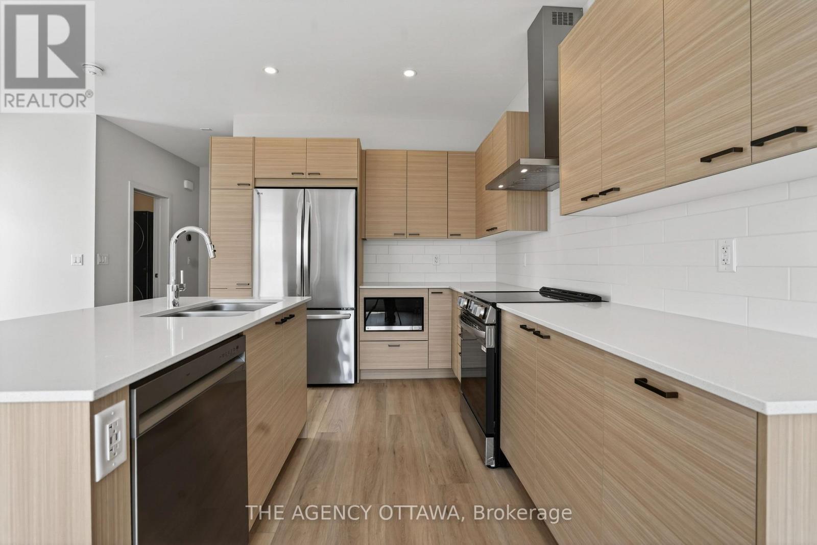 3061 Showcase Crescent, Ottawa, ON - Indoor Photo Showing Kitchen With Double Sink With Upgraded Kitchen