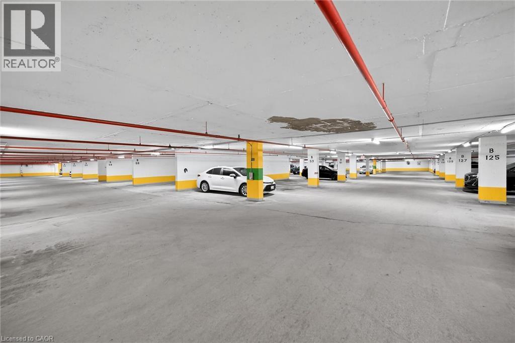700 Dynes Road Unit# 101, Burlington, ON - Indoor Photo Showing Garage