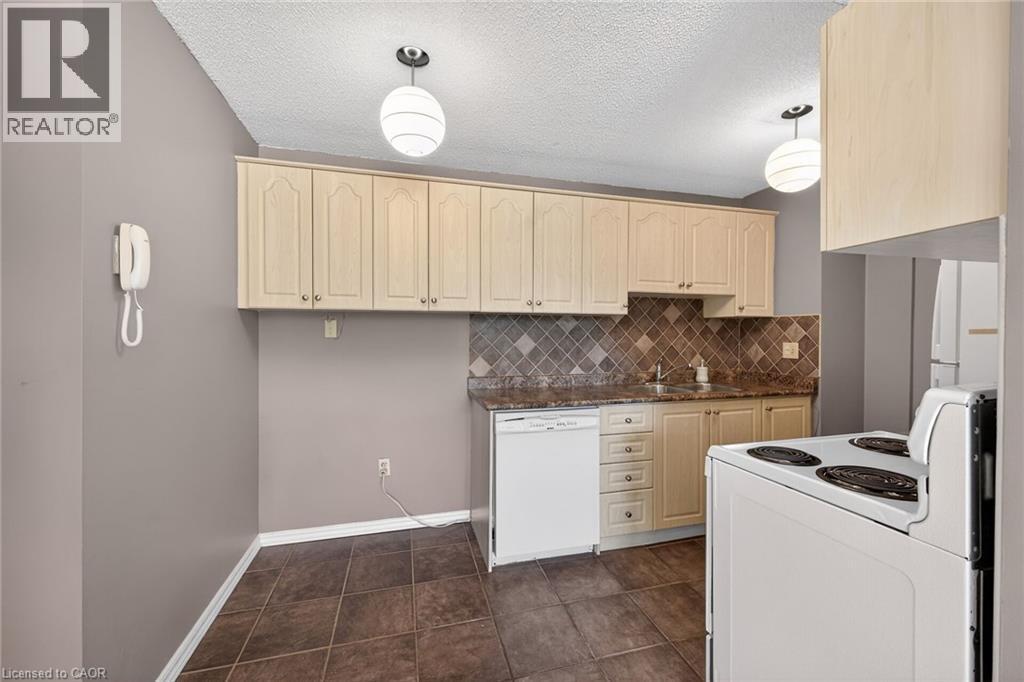 700 Dynes Road Unit# 101, Burlington, ON - Indoor Photo Showing Kitchen