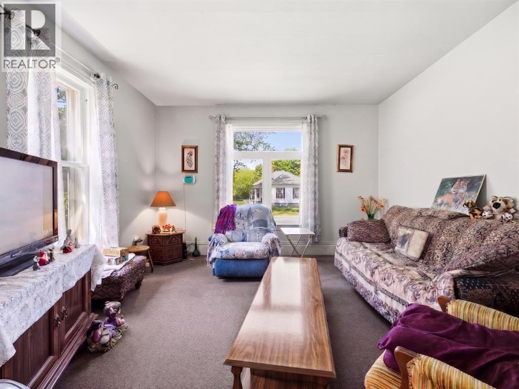 394 Palmerston Street South, Sarnia, ON - Indoor Photo Showing Living Room