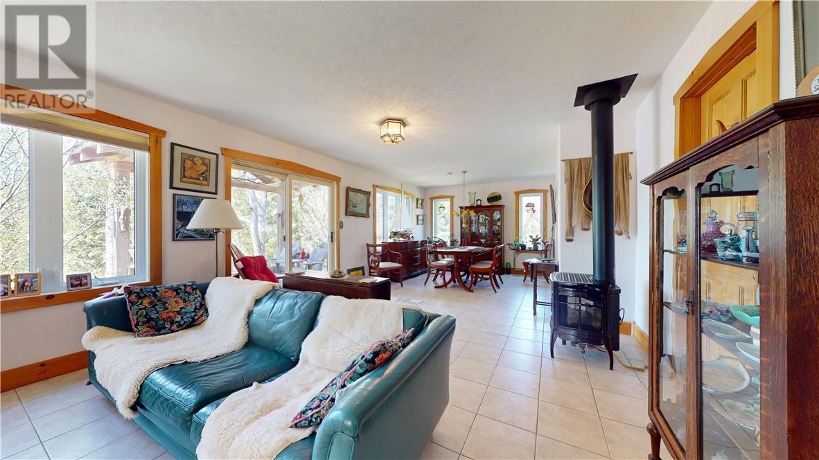 80 Steven Street, Gore Bay, ON - Indoor Photo Showing Living Room