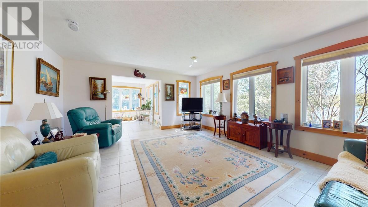 80 Steven Street, Gore Bay, ON - Indoor Photo Showing Living Room