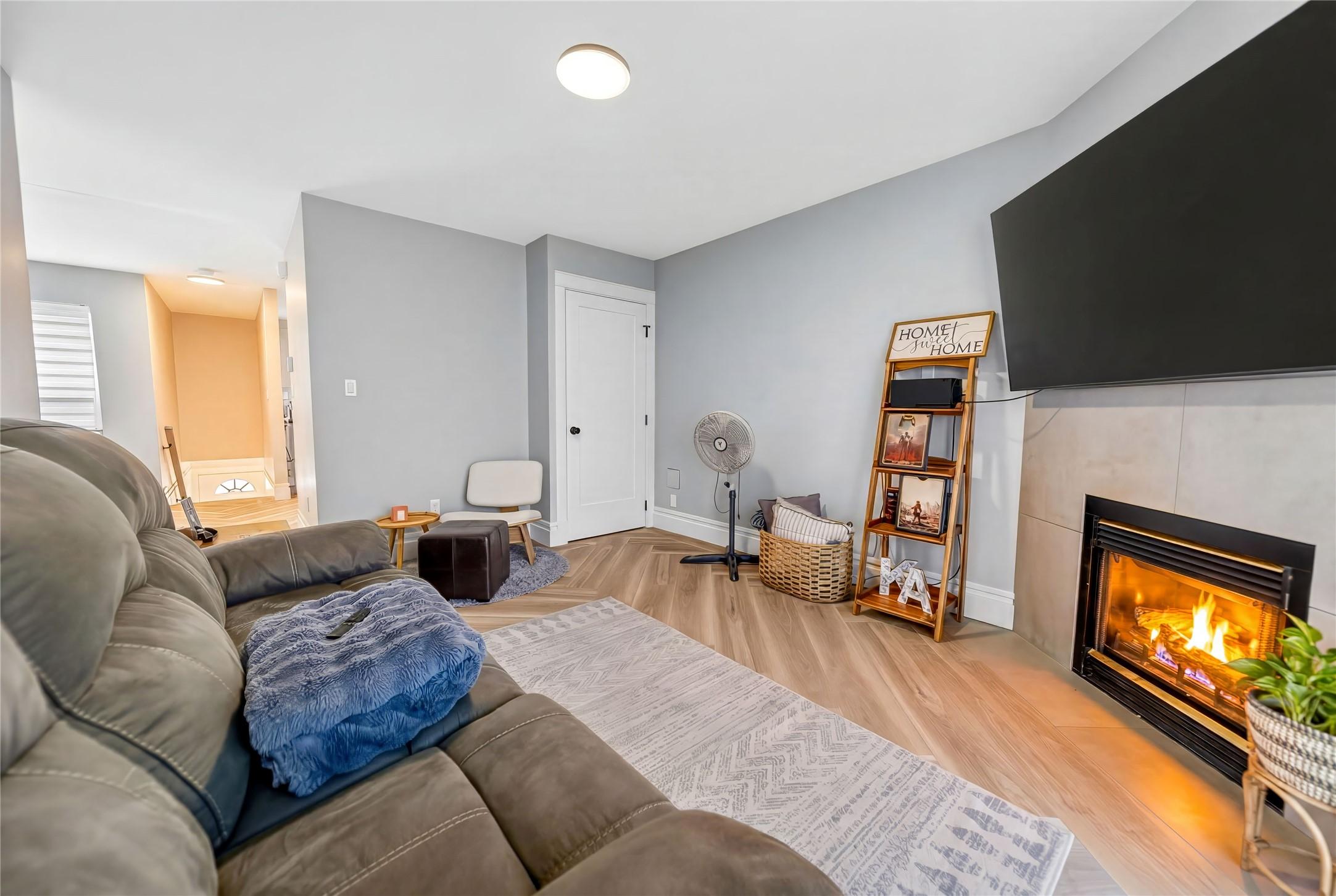 208-1004 23Rd Avenue, Cranbrook, BC - Indoor Photo Showing Living Room With Fireplace