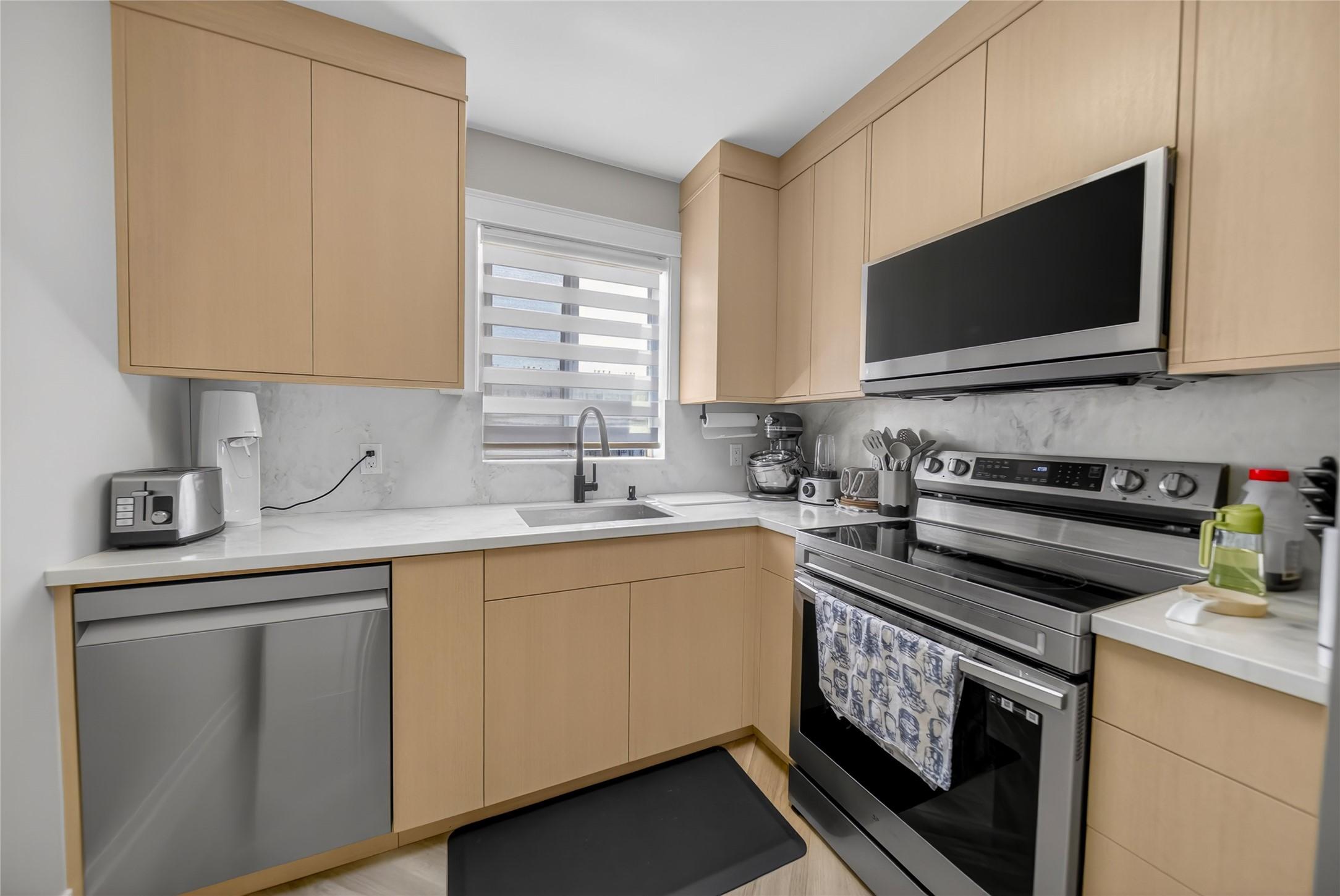208-1004 23Rd Avenue, Cranbrook, BC - Indoor Photo Showing Kitchen