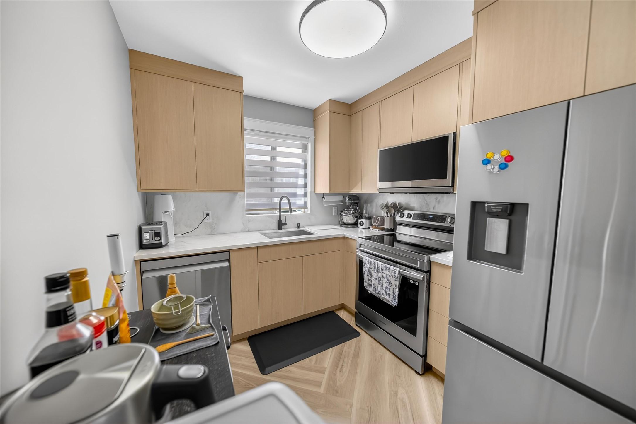 208-1004 23Rd Avenue, Cranbrook, BC - Indoor Photo Showing Kitchen With Stainless Steel Kitchen