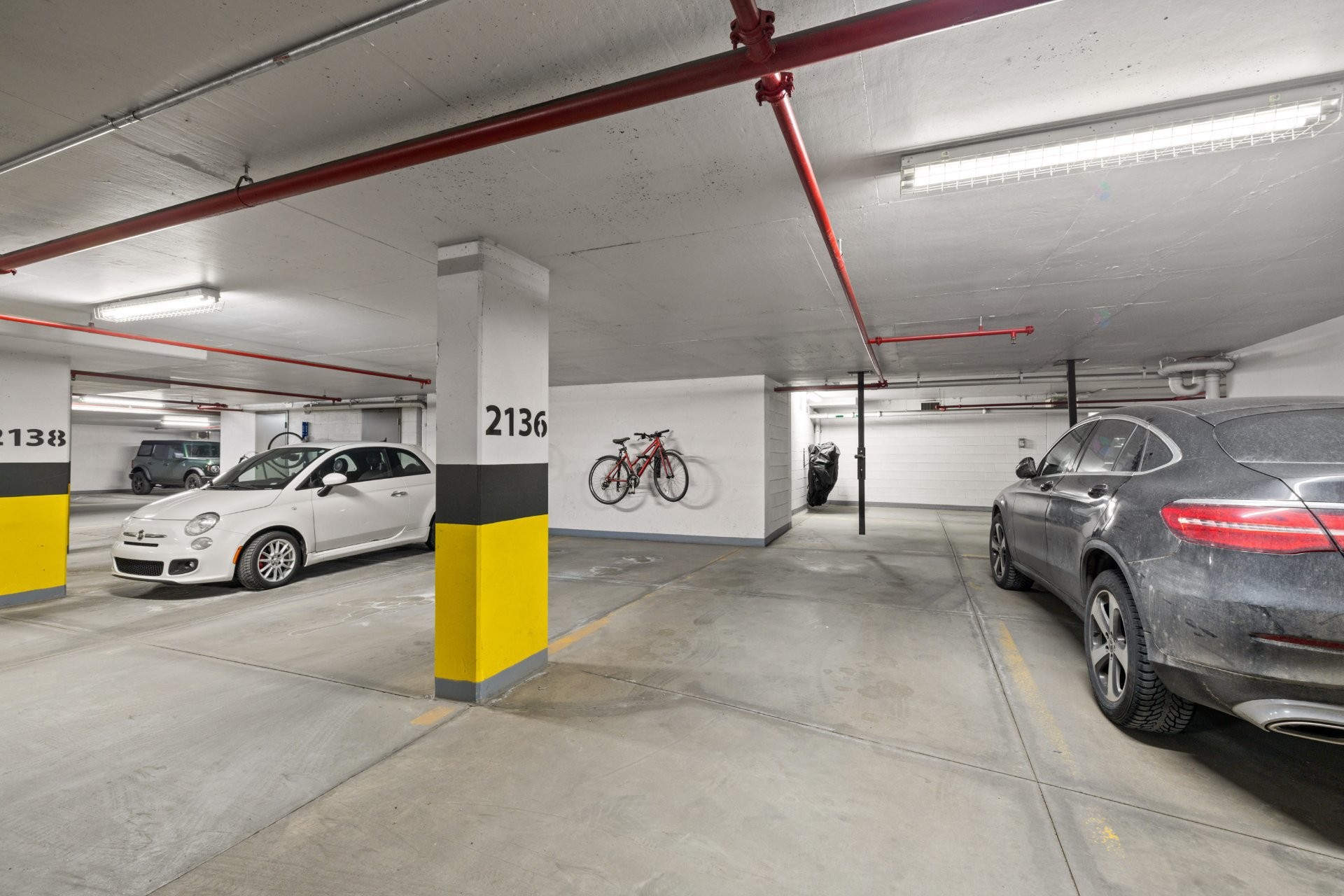 Garage - 202-299 Rue De La Rotonde, Montréal (Verdun/Île-Des-Soeurs), QC - Indoor Photo Showing Garage