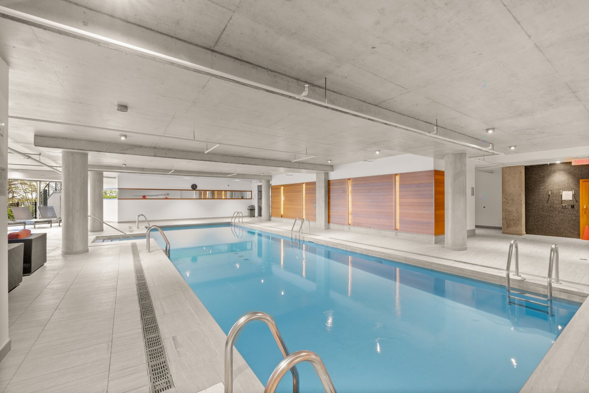 Piscine - 202-299 Rue De La Rotonde, Montréal (Verdun/Île-Des-Soeurs), QC - Indoor Photo Showing Other Room With In Ground Pool
