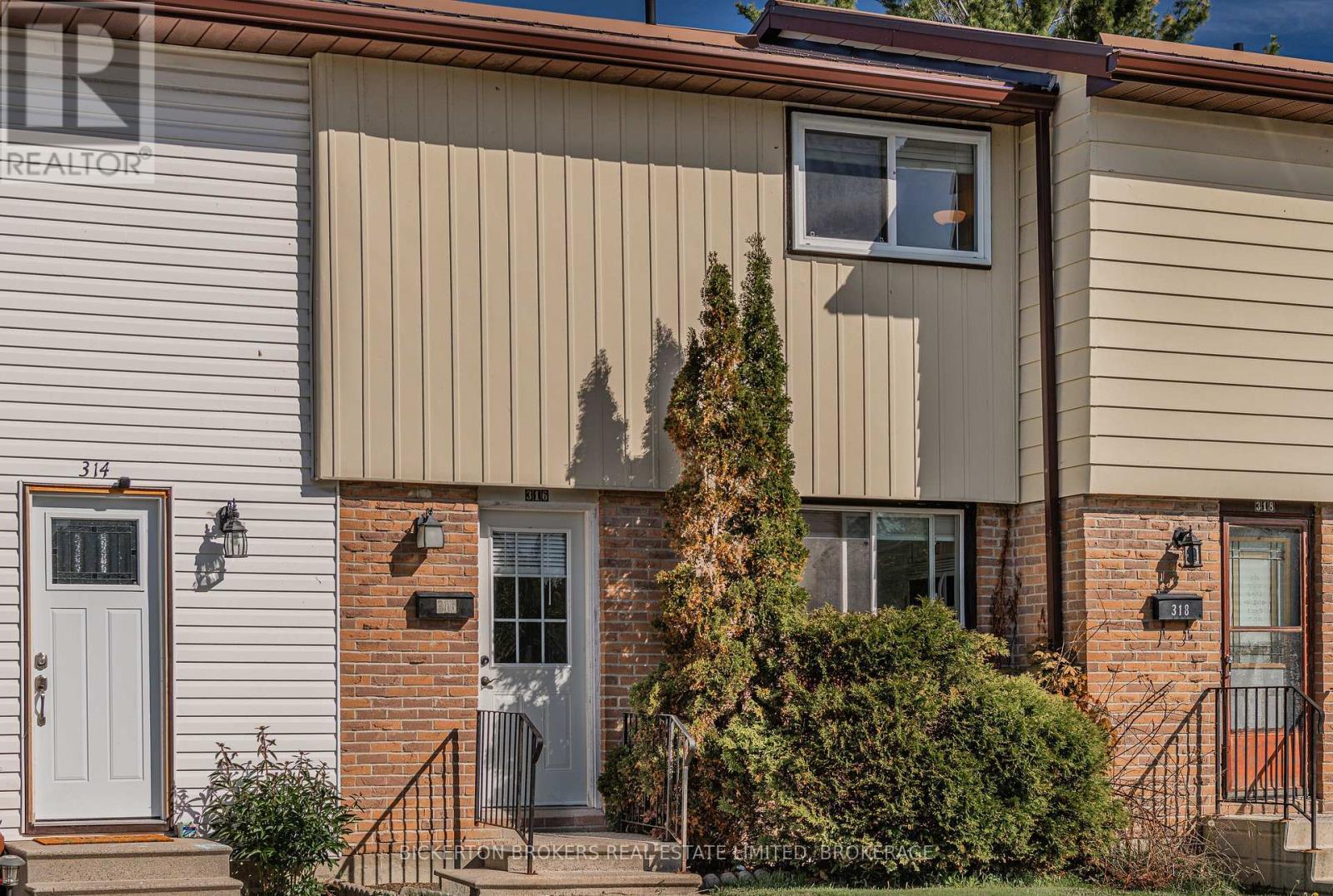 11 - 316 Forsyth Street, Gananoque, ON - Outdoor With Exterior