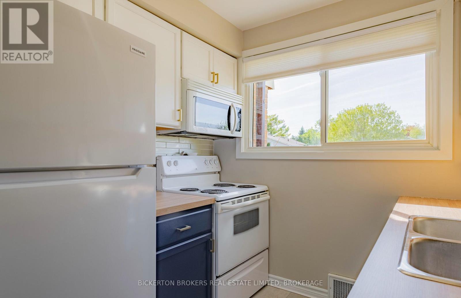 11 - 316 Forsyth Street, Gananoque, ON - Indoor Photo Showing Kitchen With Double Sink