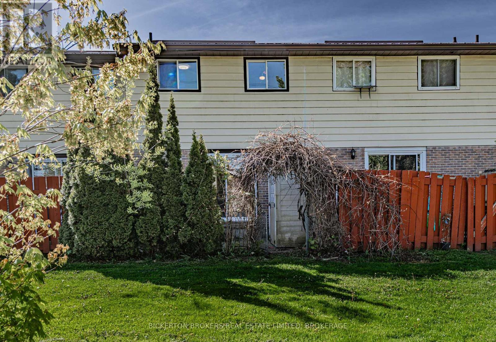 11 - 316 Forsyth Street, Gananoque, ON - Outdoor