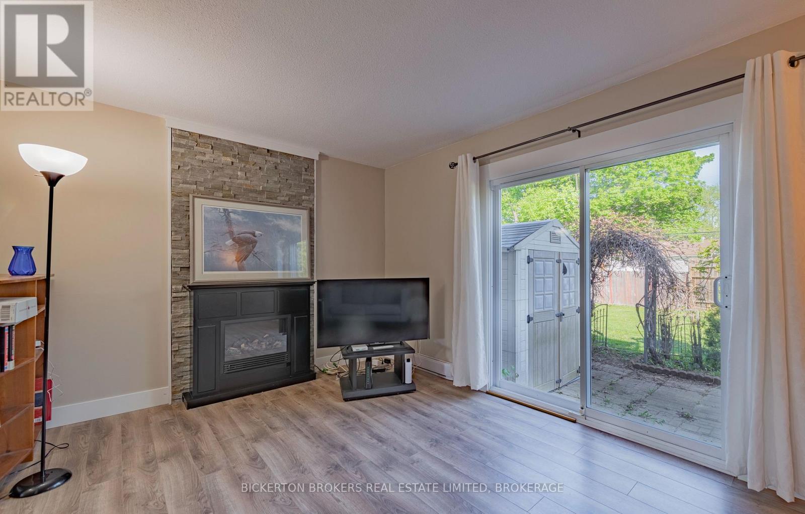 11 - 316 Forsyth Street, Gananoque, ON - Indoor Photo Showing Living Room With Fireplace
