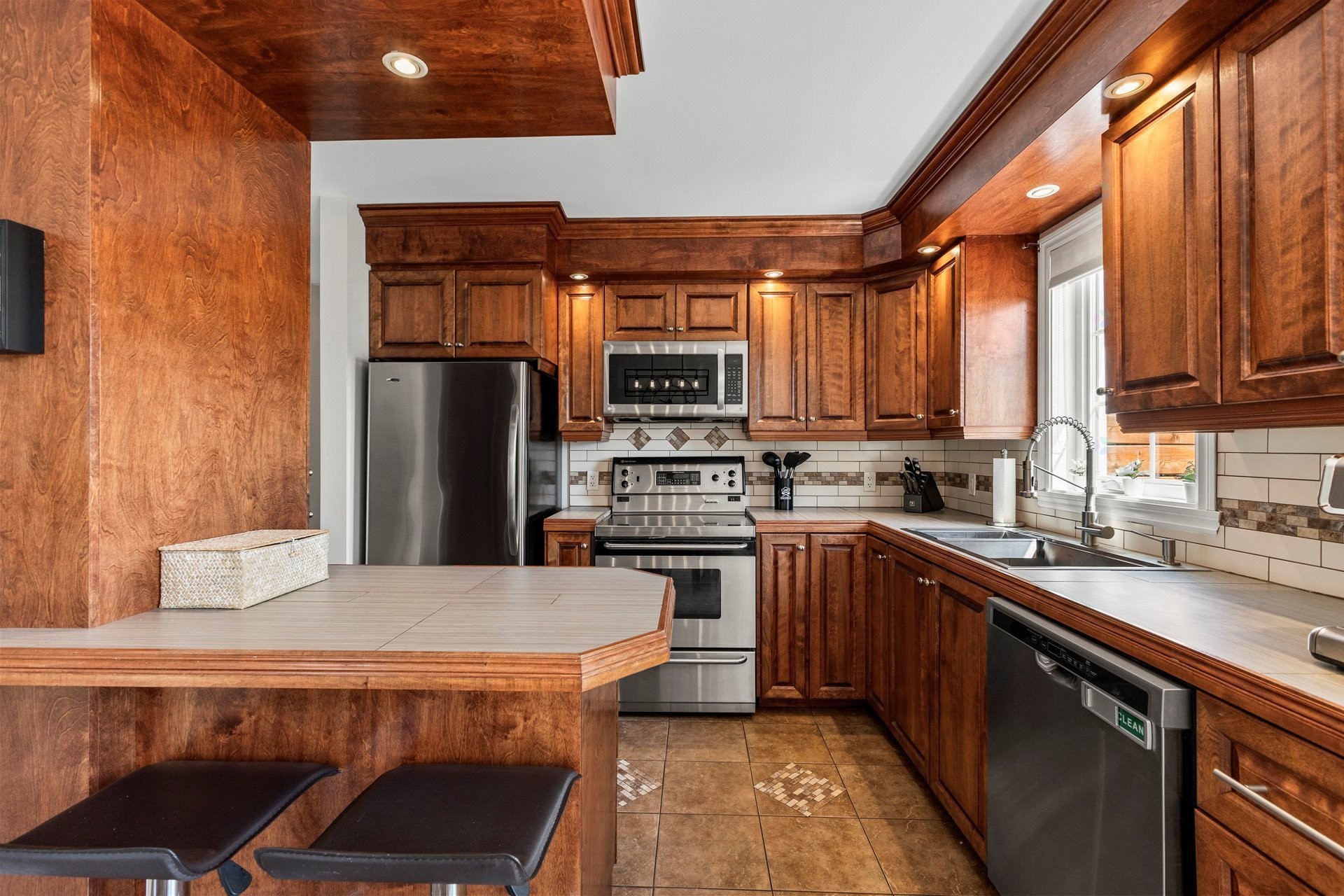 Kitchen - 2895 Rue Ste-Anne, Sainte-Justine-De-Newton, QC - Indoor Photo Showing Kitchen With Double Sink