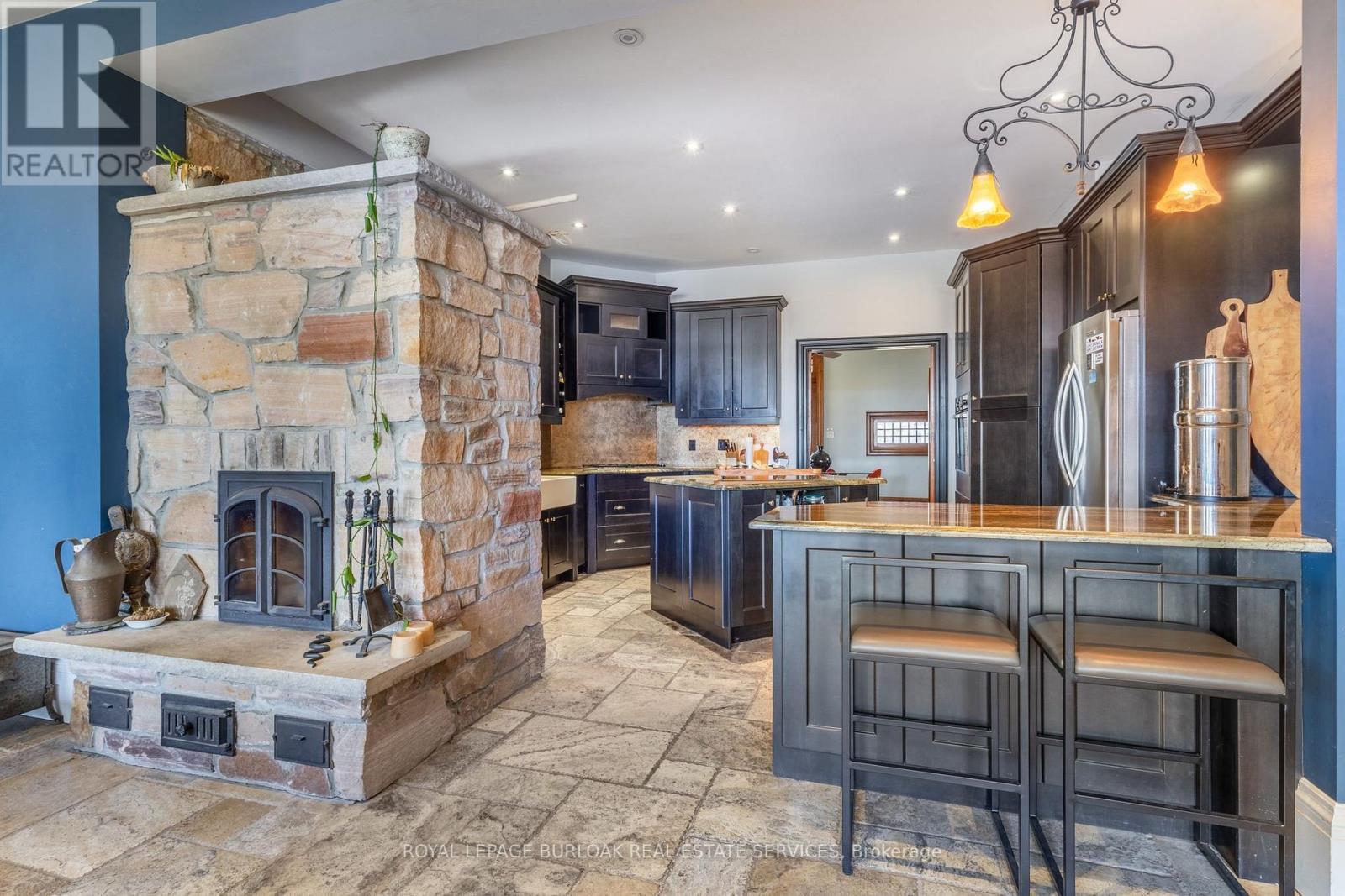 957 Beach Boulevard, Hamilton, ON - Indoor Photo Showing Kitchen With Upgraded Kitchen