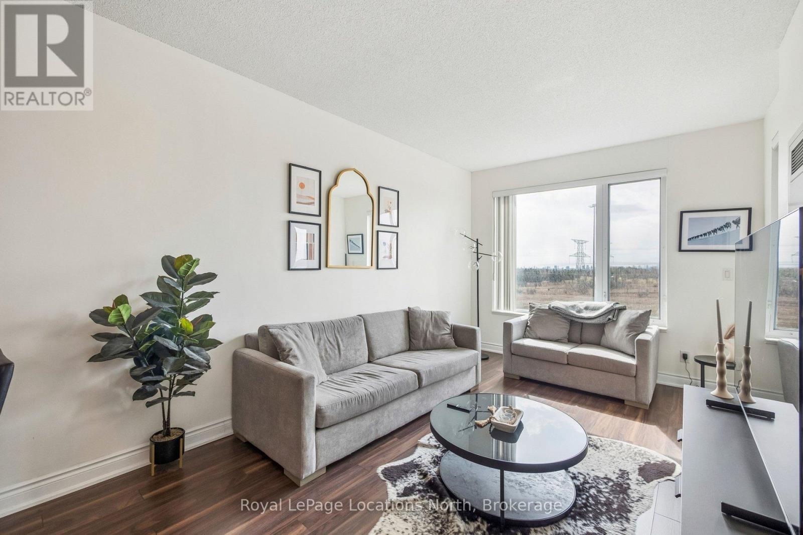 810 - 277 South Park Road, Markham (Commerce Valley), ON - Indoor Photo Showing Living Room