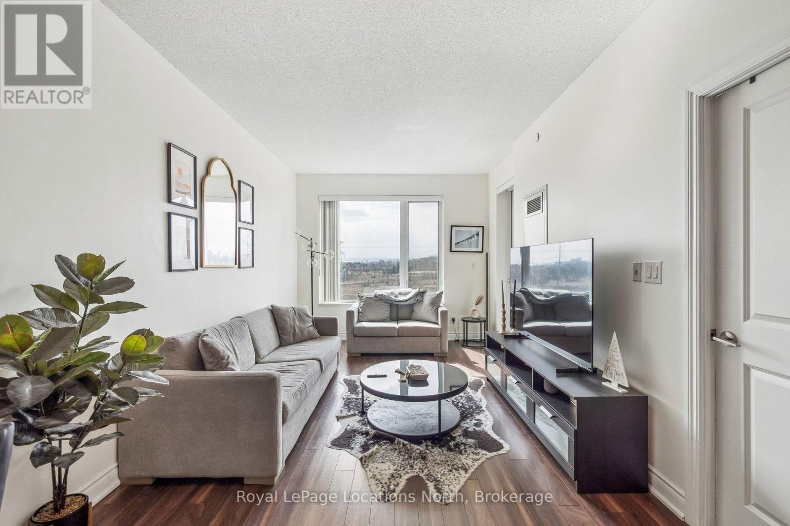810 - 277 South Park Road, Markham (Commerce Valley), ON - Indoor Photo Showing Living Room