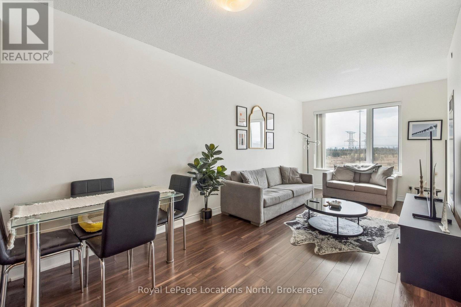 810 - 277 South Park Road, Markham (Commerce Valley), ON - Indoor Photo Showing Living Room