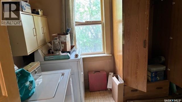 1242 Wolfe Avenue, Moose Jaw, SK - Indoor Photo Showing Laundry Room