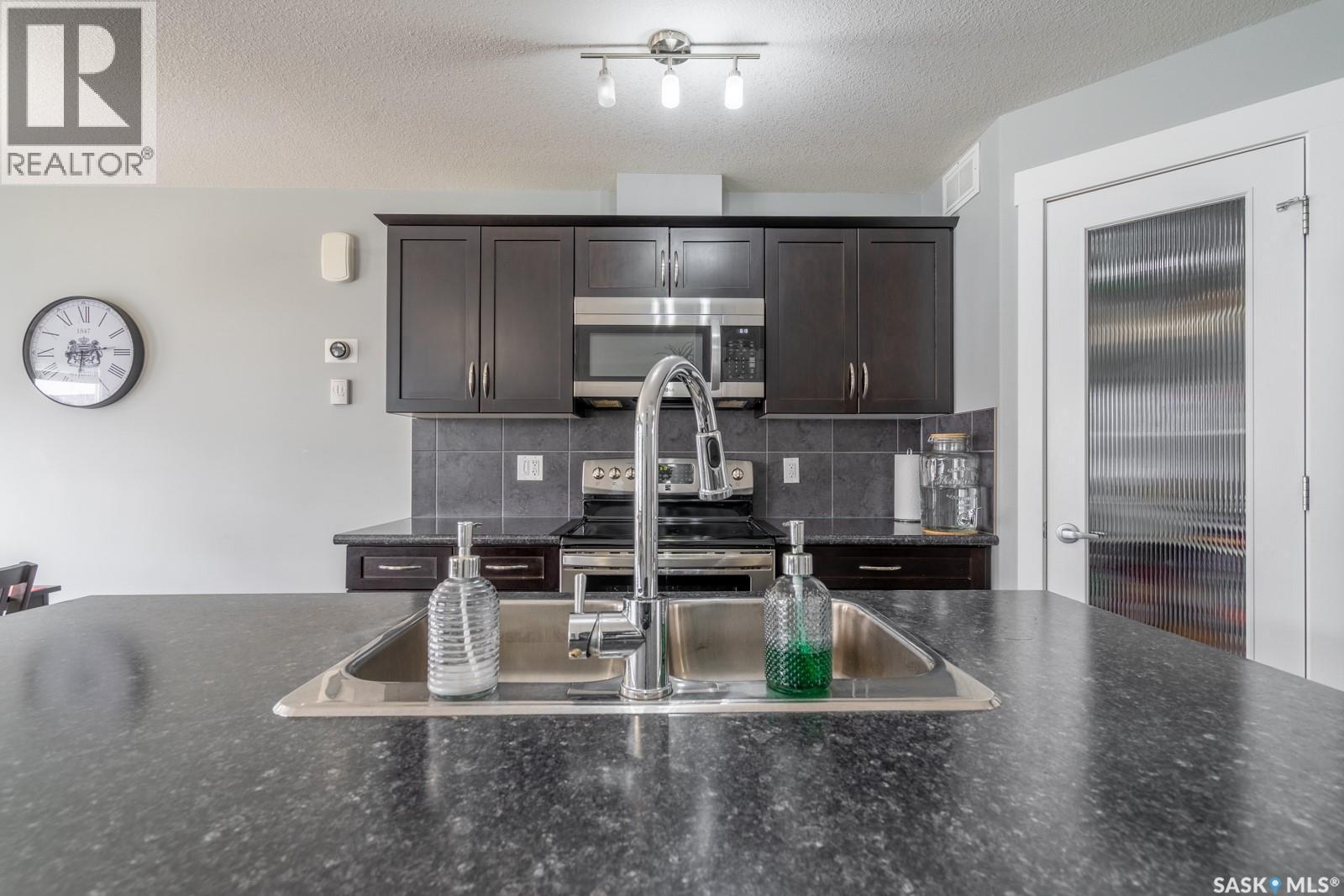 4510 Green Poplar Lane E, Regina, SK - Indoor Photo Showing Kitchen With Double Sink With Upgraded Kitchen