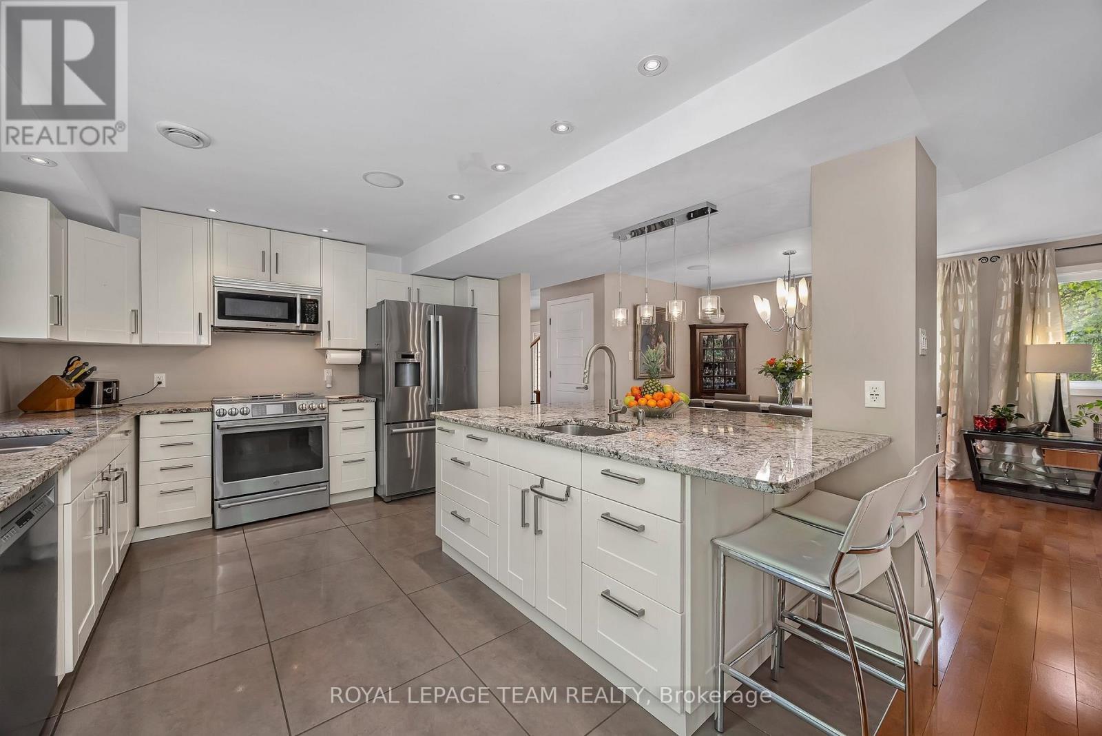 2 Fairhaven Way, Ottawa, ON - Indoor Photo Showing Kitchen With Upgraded Kitchen