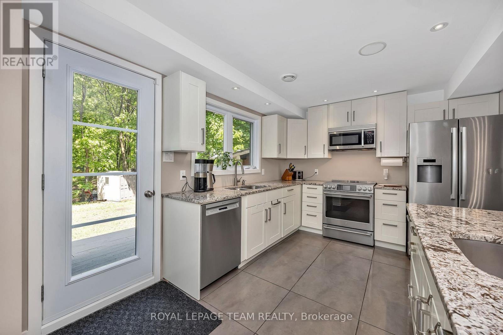 2 Fairhaven Way, Ottawa, ON - Indoor Photo Showing Kitchen With Upgraded Kitchen